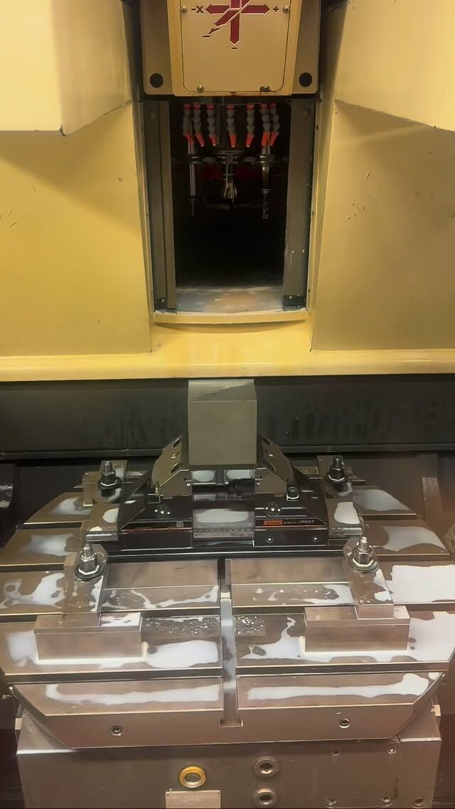 Wer liebt diesen Anblick genauso wie wir? 😍
#Fräsen #CNC #Maschinenbau #Späne #Metallbearbeitung #Handwerk #MadeInGermany #Zerspanung #Engineering