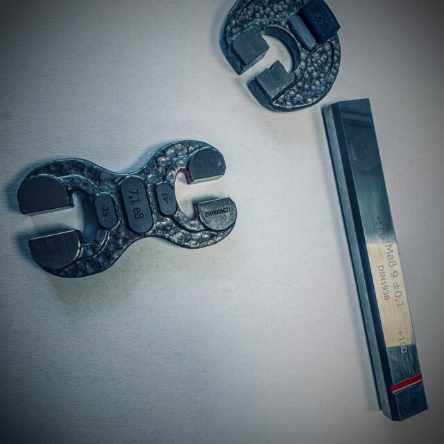 Präzision, Qualität und Erfahrung – jetzt auch in der Lehrenfertigung.
Wir fertigen Grenzrachenlehren, Naben- und Wellennutenlehren sowie Grenzeinstichlehren nach DIN-Standards – aus gehärtetem Lehrenstahl und mit geläppten Messflächen für maximale Genauigkeit.

Ob Standardausführung oder Sonderanfertigung nach Zeichnung – jede Lehre wird exakt auf eure Prüfanforderungen und Fertigungsprozesse abgestimmt.

🔹 Grenzrachenlehren
🔹 Naben- und Wellennutenlehren
🔹 Grenzeinstichlehren
🔹 Sonderanfertigungen nach Zeichnung 
🔹 Made by UTA GmbH .

#Lehrenfertigung #Grenzrachenlehre #Zerspanung #Messtechnik #MadeInGermany #Präzision #Qualität